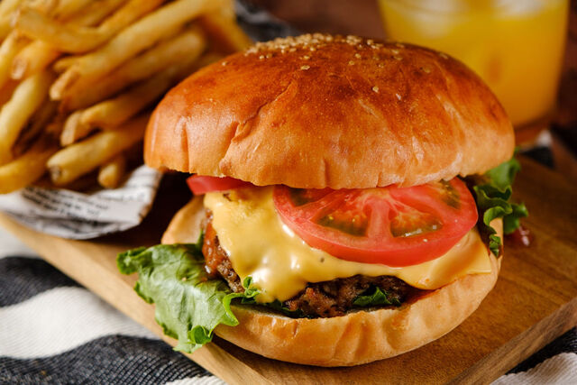【男性に聞いた】一番うまいと思う「ハンバーガーチェーン」ランキング！　2位は「マクドナルド」、1位は？